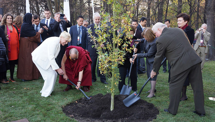 Betty Williams, His Holiness the Dalai Lama, Shirin Ebadi, Mairead Maguire and Lech Walesa planting a tree after the 13th World Summit of Nobel Peace Laureates in Warsaw, Poland on October 23, 2013. (Photo by Jeremy Russell/OHHDL)
